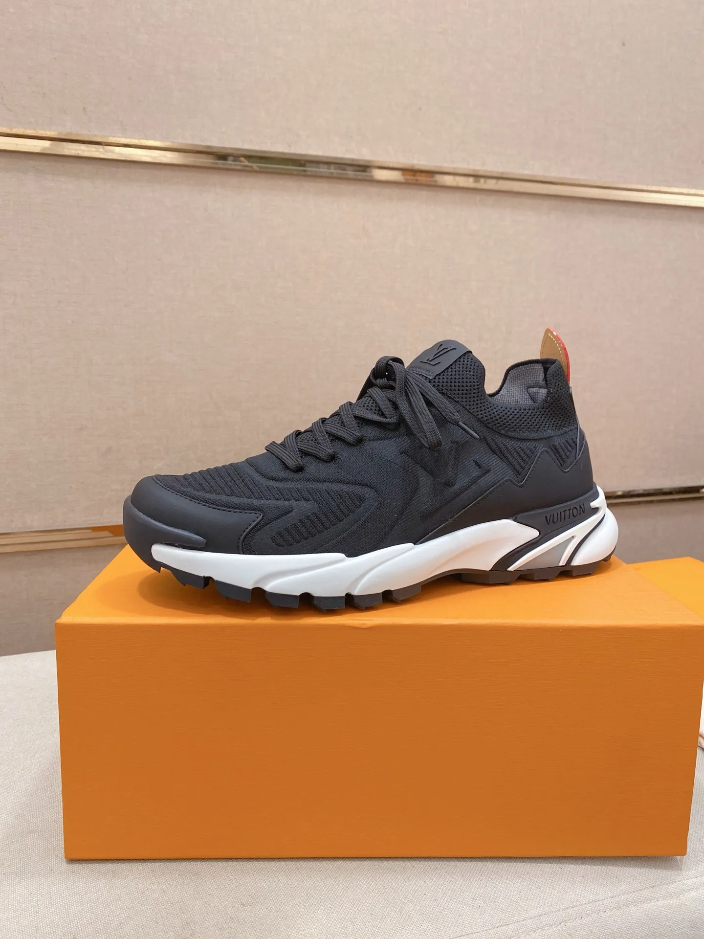 Men's Men's Shoes💰: 620💰The high version of the LV Runner Tatic sneakers are made of a whole piece of technical knitting to create an easy-to-take-on design, and are trimmed with cow leather to outline the upper. The LV logo on the side creates a dynamic feel among the textures, and the leather back strap is shaped like the handle fasteners in the Louis Vuitton leather goods collection. Mixed materials Laces Louis Vuitton accents Rubber outsole with Vuitton logo Size 39-44 Customizable 38.45.46